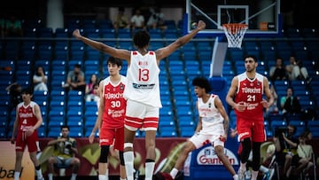 Baba Miller e Izan Almansa celebran una canasta ante Turquía en las semifinales del Mundial Sub-19.