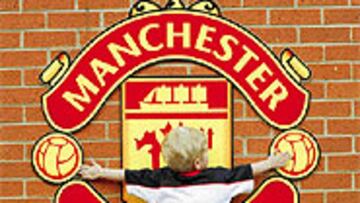 <B>PASIÓN.</b> Los padres inculcan a sus hijos los colores del United desde que son pequeños.