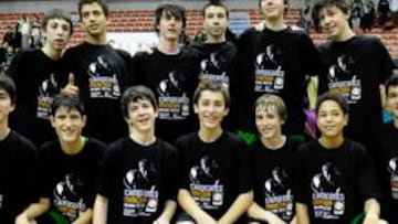 <b>REPITEN. </b>La plantilla del Joventut posa con el trofeo de campeón.