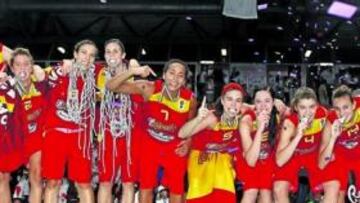 <b>CAMPEONAS. </b>Las jugadoras de la Sub-16 celebran el título.