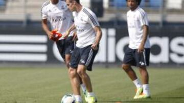 Bale y Marcelo, con Varane, en el entrenamiento de ayer.