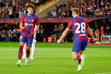 4-2. Abde celebra con Fermín López el cuarto tanto que marca en el minuto 93 de partido .