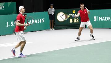 Denis Shapovalov y Vasek Pospisil disputan el partido de dobles entre Canadá e Italia en las Finales de la Copa Davis 2019 en Madrid.