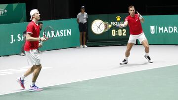 Denis Shapovalov y Vasek Pospisil disputan el partido de dobles entre Canad&aacute; e Italia en las Finales de la Copa Davis 2019 en Madrid.