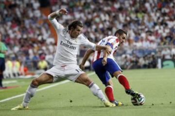 El centrocampista del Atlético de Madrid Koke Resurrección con el balón ante el centrocampista galés del Real Madrid Gareth Bale.