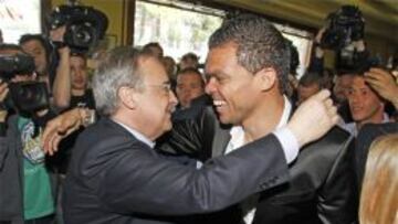 Florentino P&eacute;rez abraza a Pepe en la pe&ntilde;a Ram&oacute;n Mendoza.