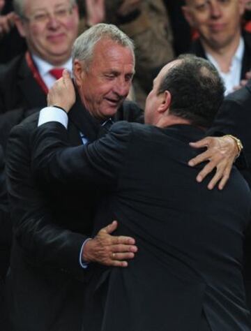 Cruyff felicita a Benítez.