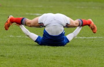 El jugador francés de rugby, Brice Dulin, calienta antes del encuentro de Seis Naciones de Rugby entre Escocia y Francia.