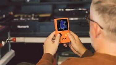Una Game Boy a prueba de bombas: así es la polémica ModRetro Chromatic Anduril Edition que usa materiales de drones militares