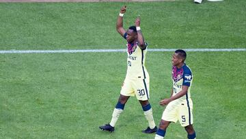 Renato Ibarra festeja un gol con el América