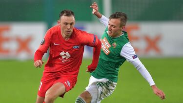 Molde's Norwegian midfielder Fredrik Aursnes (L) and Rapid Wien's Austrian midfielder Marcel Ritzmaier vie for the ball during the UEFA Europa League Group B football match between SK Rapid Wien and Molde FK at the Weststadion in Vienna on Decem