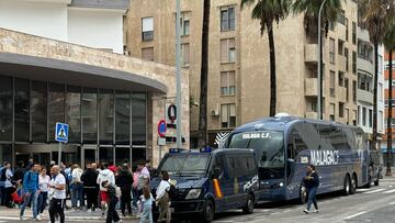 Autobús del Málaga, en las inmediaciones del estadio Mirandilla.