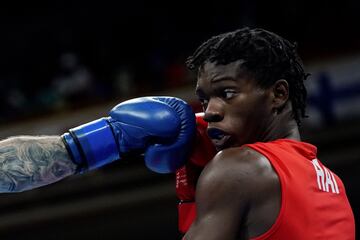 Darrelle Valsaint Jr (rojo) de Haití y Gleb Bakshi de Rusia pelean durante el combate de boxeo de cuartos de final de peso medio masculino (69-75 kg) durante los Juegos Olímpicos de Tokio 2020