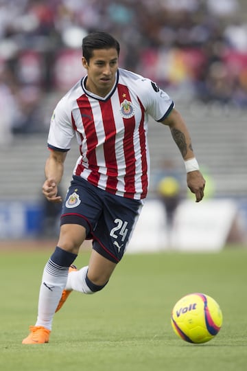 El jugador de las Chivas se perdió todo el Clausura 2017 debido a un tumor benigno en la pierna izquierda. En enero de ese año inició un tratamiento de 12 semanas hasta que fue operado en junio y luego de la cirugía comenzó una rehabilitación de dos meses más.
