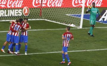 El equipo celebra el 3-1 de Gameiro. 