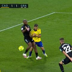 Si esto no es penalti, qué lo es: la acción que indigna al cadismo