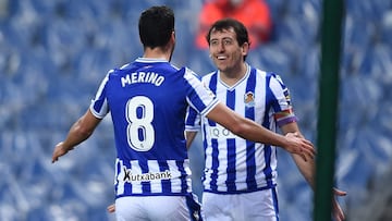 Mikel Merino y Oyarz&aacute;bal celebran el gol de la Real ante el Levante la pasada jornada.