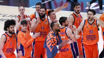 Los jugadores del Valencia celebran su victoria ante el CSKA Moscú en la Euroliga.