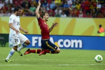 Falta clara no pitada a Soldado al borde del área cuando se plantaba sólo ante Muslera.