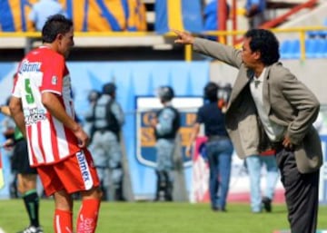 Tras dejar Pumas, Hugo dirigió brevemente al Necaxa en 2006, pues le ofrecieron tomar a la Selección Mexicana y aceptó.