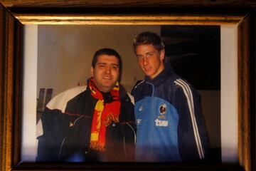 Juan Carlos Pérez, socio del restaurante La Sangría en Oslo, junto a Torres en 2002, después de que la selección española Sub-19 se proclamara campeona de Europa en la ciudad con gol de El Niño. La foto, en las paredes del lugar. Testigo para siempre.