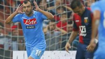 Pandev celebra uno de sus goles al Genoa.