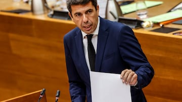 El presidente de la Generalitat Valenciana, Carlos Mazón, interviene durante una sesión plenaria, en Les Corts Valencianes, a 15 de noviembre de 2024, en Valencia, Comunidad Valenciana (España). Este es el primer pleno de Les Corts tras la DANA, que el pasado 29 de octubre arrasó Valencia, y ha comenzado con un minuto de silencio por las más de 200 víctimas mortales en la provincia. El presidente de la Generalitat, Carlos Mazón, ha dado explicaciones de su gestión durante el temporal y de cómo va a "remodelar la estructura del Consell" para adaptarla a la nueva situación.
15 NOVIEMBRE 2024;PLENO;DANA;TEMPORAL;MAZÓN
Rober Solsona / Europa Press
15/11/2024