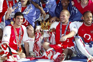 Reyes con el trofeo de campe¨®n de la Premier League conseguido en la temporada 2003/04.