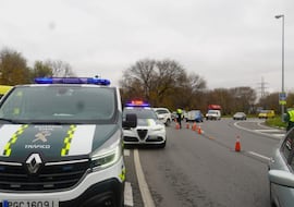La DGT lo confirma: esto te va a pasar si adelantas a un coche de la Guardia Civil