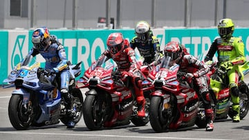 Marc Márquez, Álex Márquez y Pecco Bagnaia con la Ducati de MotoGP 2026.