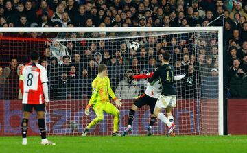 Soccer Football - Champions League - Feyenoord v Sparta Prague - Feyenoord Stadium, Rotterdam, Netherlands - December 11, 2024 Feyenoord's Santiago Gimenez scores their fourth goal REUTERS/Piroschka Van De Wouw