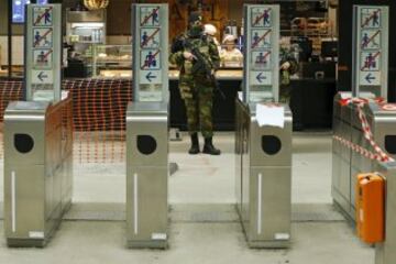 Despliegue de soldados belgas en una estaci¨®n de metro en Bruselas.