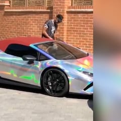 Aubameyang revoluciona las redes con sus lujosos coches y sus más que llamativos colores