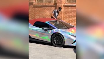 Aubameyang revoluciona las redes con sus lujosos coches y sus m¨¢s que llamativos colores