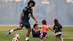SPB03. Sochi (Russian Federation), 03/07/2018.- Brazil&#039;s player Marcelo plays with kids during a training session in Sochi, Russia, 03 July 2018. Brazil will face Belgium in their FIFA World Cup 2018 quarter final soccer match on 06 July 2018 in Kaza