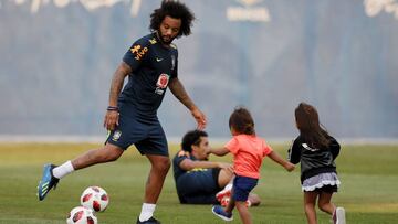 SPB03. Sochi (Russian Federation), 03/07/2018.- Brazil's player Marcelo plays with kids during a training session in Sochi, Russia, 03 July 2018. Brazil will face Belgium in their FIFA World Cup 2018 quarter final soccer match on 06 July 2018 in Kaza
