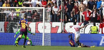 El jugador del Sevilla, Jesús Navas, marca el 1-0.
