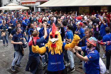 Mascoq, la mascota de la selección francesa, ha visto todos los partidos de Les Bleus haciendo autostop.