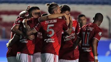 Argentina's River Plate Bruno Zuculini (C) celebrates with teammates after scoring against Uruguay's Nacional during their closed-door Copa Libertadores quarterfinal football match at the Gran Parque Central stadium in Montevideo on December 17, 2020. (Photo by Raul MARTINEZ / POOL / AFP)