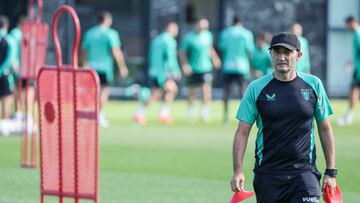 LEZAMA (BIZKAIA), 24/09/2024.- El entrenador del Athletic de Bilbao Ernesto Valverde este martes durante el entrenamiento con el que el Athletic prepara su debut europeo de esta temporada, el partido de este jueves de Liga Europa ante la Roma en el Estadio Olímpico de la capital italiana. EFE/Luis Tejido