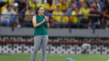 AMDEP6153. MEDELLÍN (COLOMBIA), 06/09/2024.- La seleccionadora de México Ana Galindo dirige este viernes, en un partido del grupo A de la Copa Mundial Femenina sub-20 entre las selecciones de México y Colombia en estadio Atanasio Girardot en Medellín (Colombia). EFE/ Luis Eduardo Noriega Arboleda