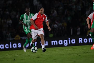 La fiesta en El Campín que disfrutó de la magia de Ronaldinho en el partido entre Santa Fe y Nacional, en el que se le rindió homenaje al brasileño que jugó con la '10' del equipo bogotano.