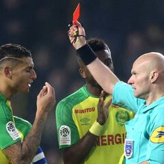 Surrealista: el árbitro del Nantes-PSG da una patada a un jugador y encima le expulsa después...