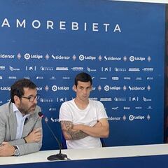 Jon Larrea muestra su deseo de seguir al mando del Amorebieta