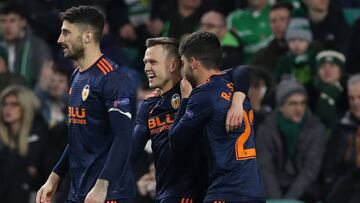 GLASGOW, SCOTLAND - FEBRUARY 14:  Ruben Sobrino of Valencia celbrates with teammates after he scores his sides second goal during the UEFA Europa League Round of 32 First Leg match between Celtic and Valencia at Celtic Park on February 14, 2019 in Glasgow