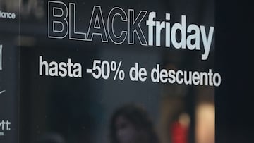 Vista del escaparate de un establecimiento comercial en el que se anuncian las rebajas del &quot;Black Friday&quot;.