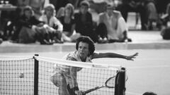 La tenista estadounidense, además de haber dominado el tenis durante el final de la década de los 60 y el inicio de los 70, pasó a la historia en 1973 al enfrentarse en un partido de exhibición con el ya retirado Bobby Riggs, que tenía 55 años, en la denominada Batalla de los Sexos. En tres sets, Jean King se impuso 6-4, 6-3 y 6-3. Ese mismo año amenazó con boicotear el Abierto de Tenis de los Estados Unidos a menos que las mujeres recibieran un premio en dinero igual al de los hombres. Su demanda fue atendida y el Abierto de los Estados Unidos se convirtió en el primer gran torneo en su tipo en ofrecer igualdad en las retribuciones.