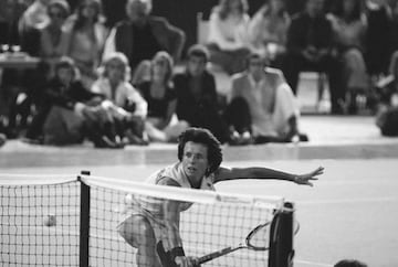 La tenista estadounidense, además de haber dominado el tenis durante el final de la década de los 60 y el inicio de los 70, pasó a la historia en 1973 al enfrentarse en un partido de exhibición con el ya retirado Bobby Riggs, que tenía 55 años, en la denominada 'Batalla de los Sexos'. En tres sets, Jean King se impuso 6-4, 6-3 y 6-3. Ese mismo año amenazó con boicotear el Abierto de Tenis de los Estados Unidos a menos que las mujeres recibieran un premio en dinero igual al de los hombres. Su demanda fue atendida y el Abierto de los Estados Unidos se convirtió en el primer gran torneo en su tipo en ofrecer igualdad en las retribuciones.