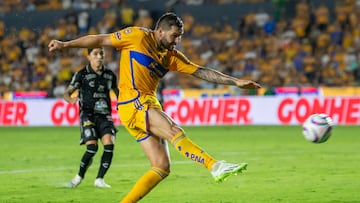 AME3494. MONTERREY (MÉXICO), 15/07/2023.- Andre Gignac de Tigres en acción ant Leon, hoy, durante un partido correspondiente a la jornada 3 del Torneo apertura 2023 disputado en el estadio Universitario, en Monterrey (México). EFE/ Miguel Sierra.
