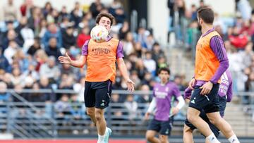 Álvaro Odriozola controla un balón con el pecho en el entrenamiento abierto al público ayer en Valdebebas.